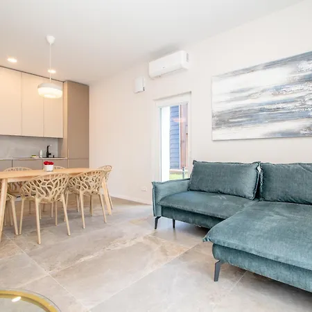 Brand New/apt On Vaivorykstes Str, By Cohost *